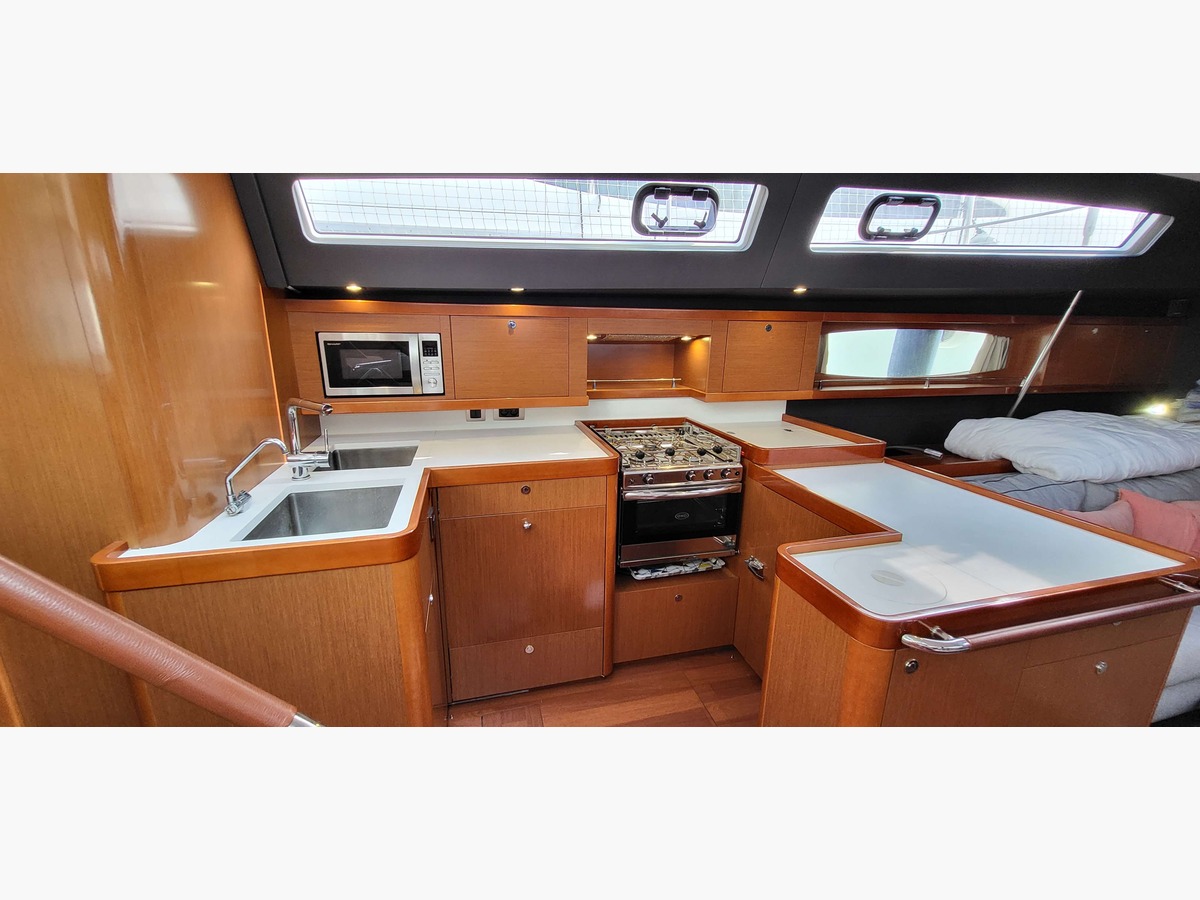 OCEANIS 60