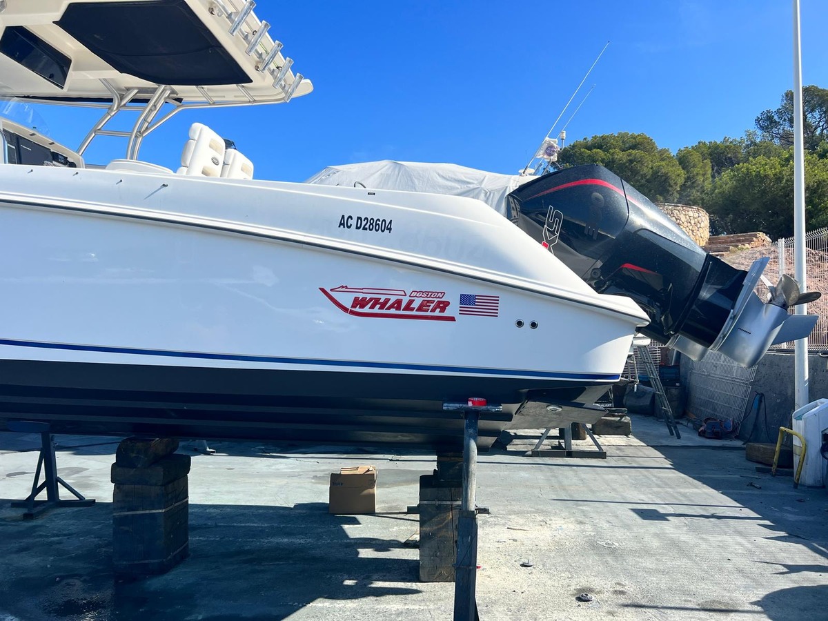 BOSTON WHALER 320 OUTRAGE CUDDY