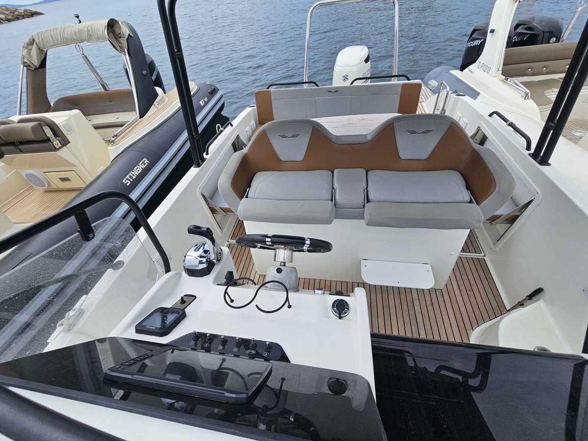 FLYER 8 SUNDECK